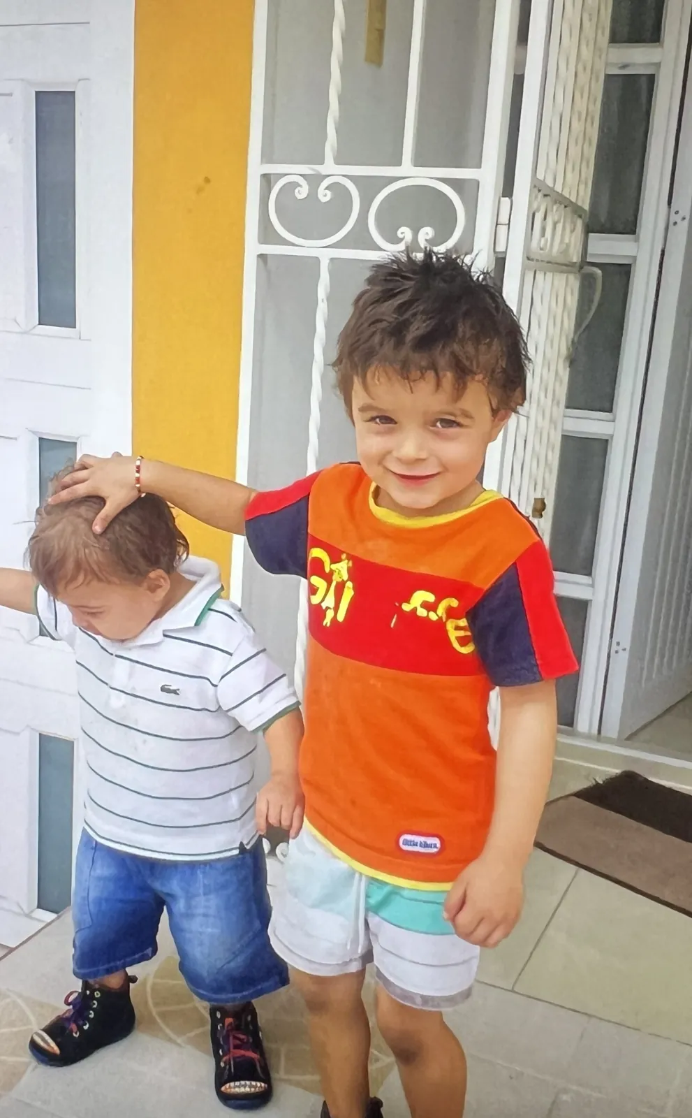 Santiago Cruz de niño en casa