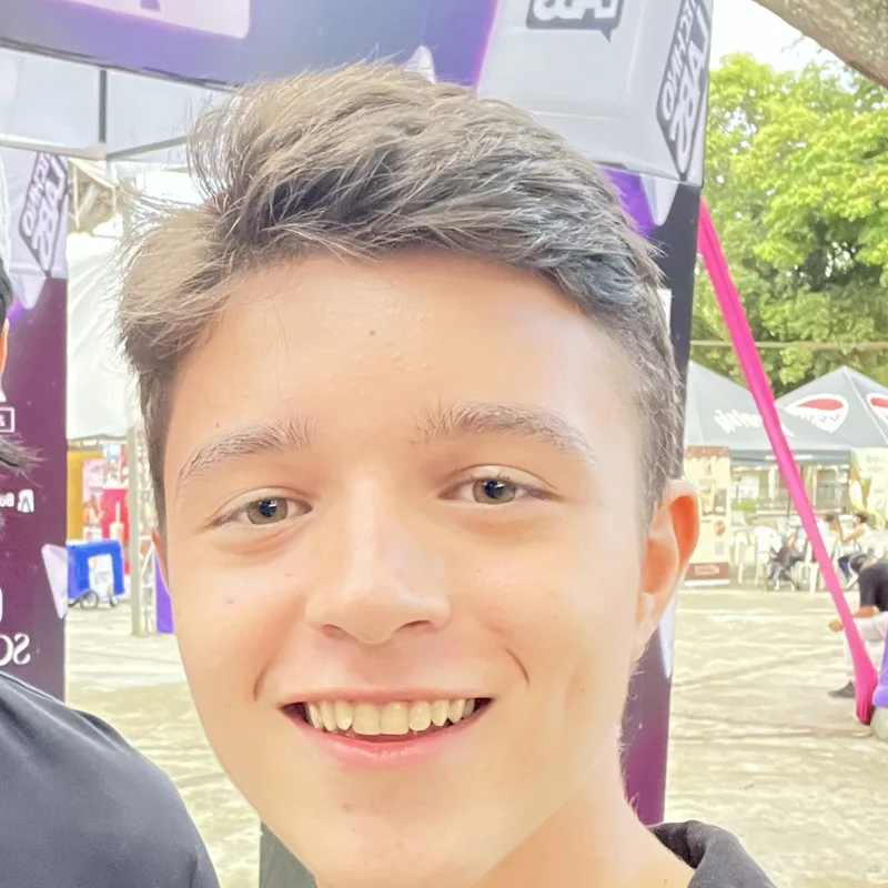 Retrato de Santiago Cruz sonriendo en el LA Summit 2025