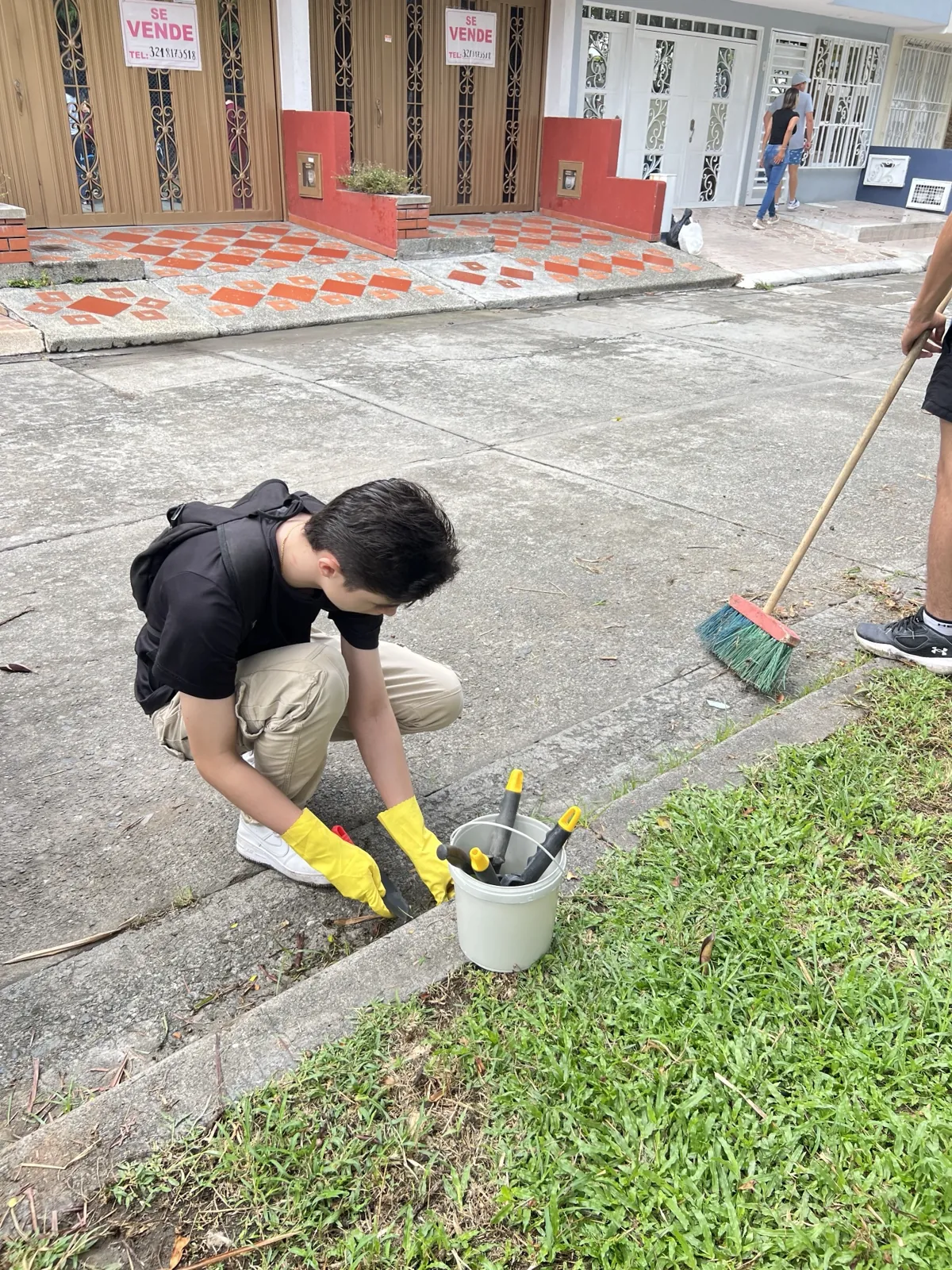 Santiago Cruz limpiando una calle en un voluntariado